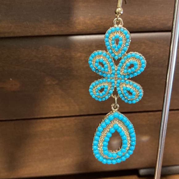 🌟 Host Pick!!🌟Gold Tone Turquoise Blue Beaded Chandelier Hang Pierced Earrings - Picture 3 of 4